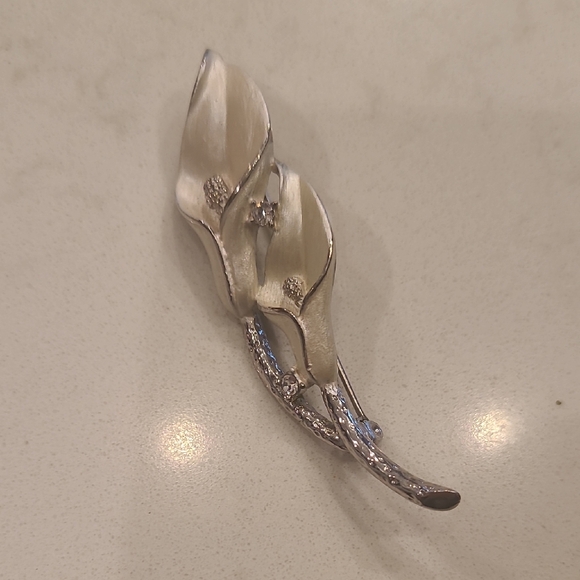 Vintage Calla Lily Silver and Cream Brooch - Picture 1 of 3